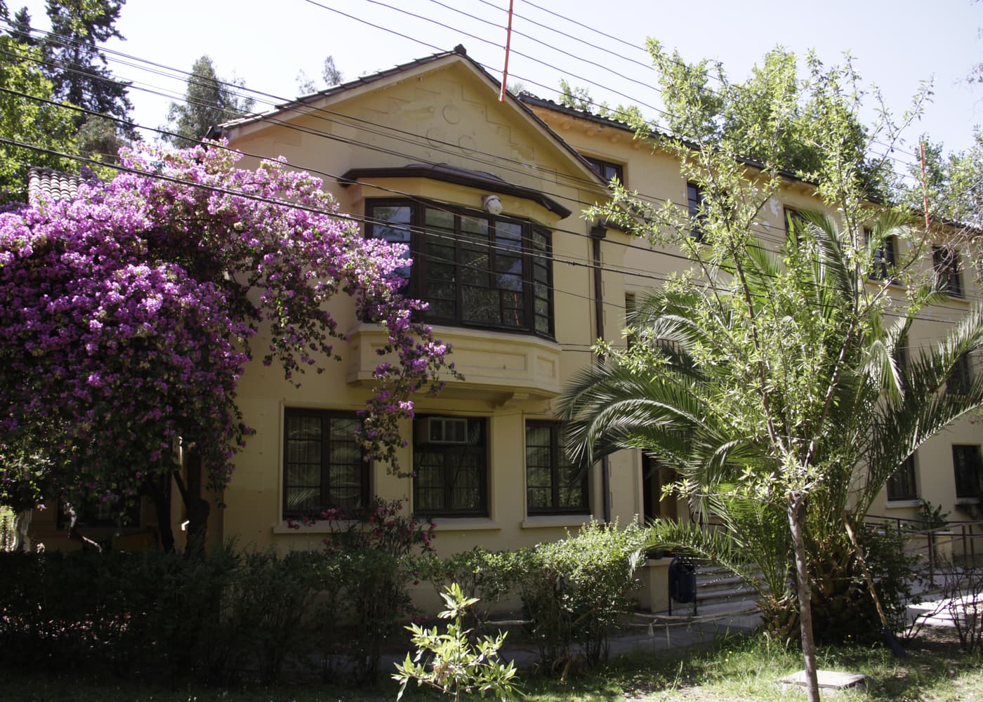Casona de la Facultad de Filosofía y Educación con buganvilias en flor